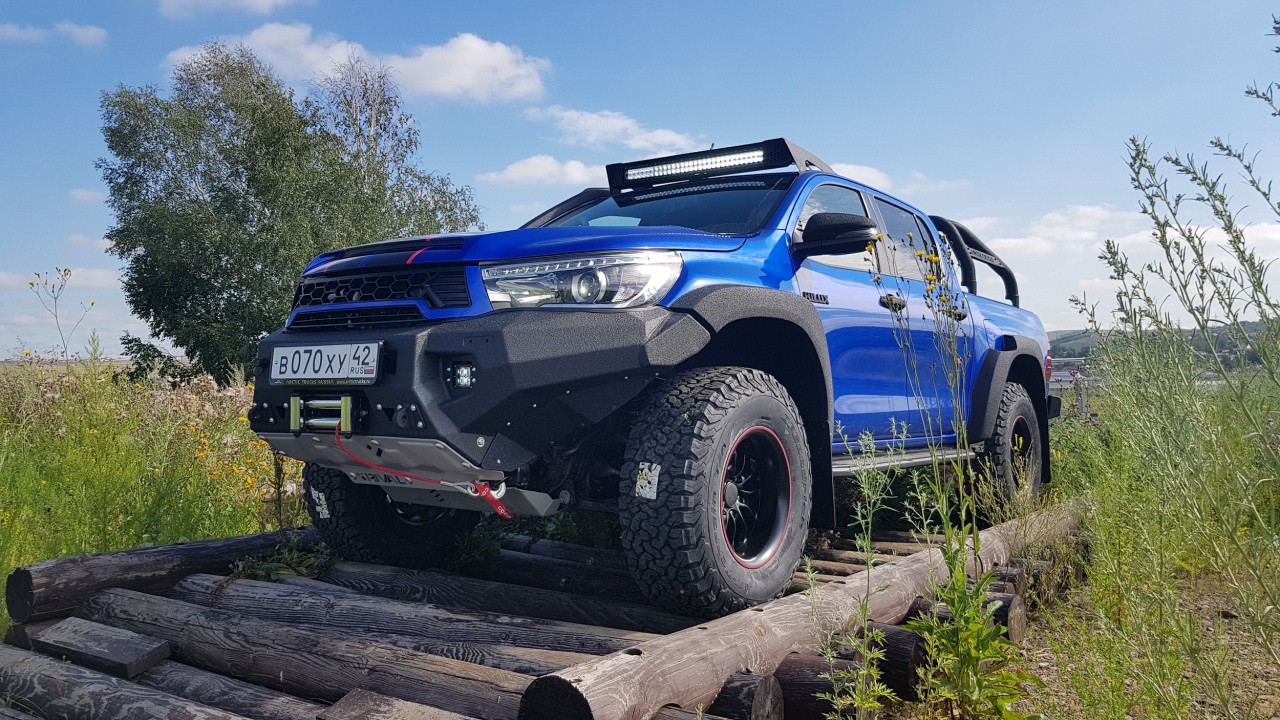 Toyota Hilux Arctic Trucks 44